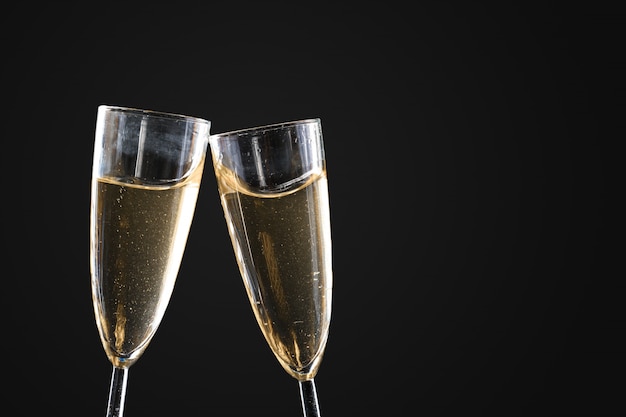 Deux verres de vin mousseux.