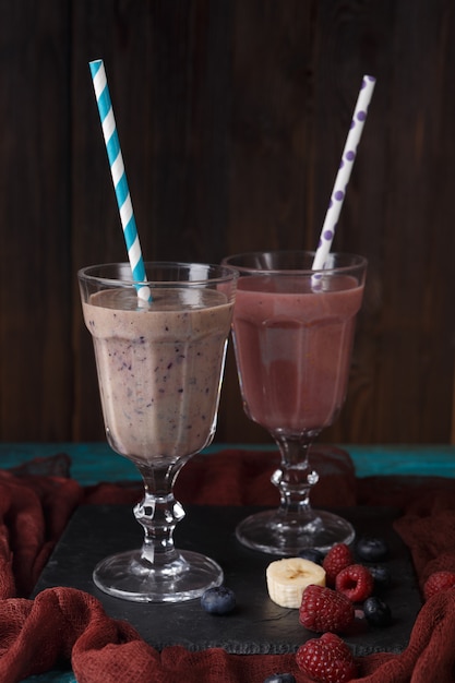 deux verres à vin avec des pailles et des smoothies