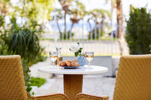 Photo deux verres de vin et des pâtisseries fraîches sont sur la table