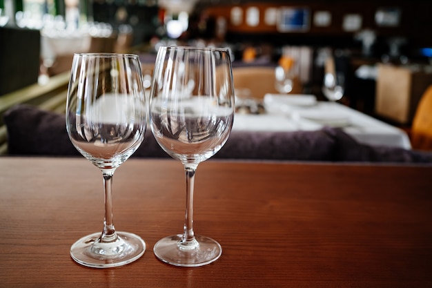 Deux verres à vin propres vides sur une table en bois.