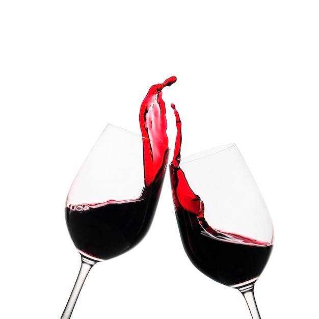 Deux verres de vin rouge dans un toast