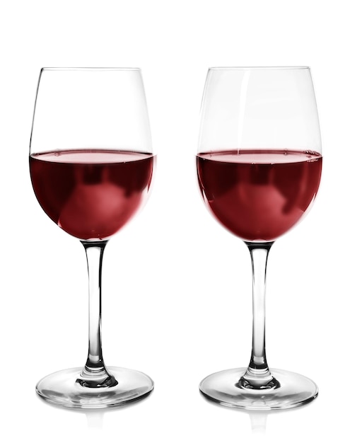 Deux verres de vin rouge sur fond clair