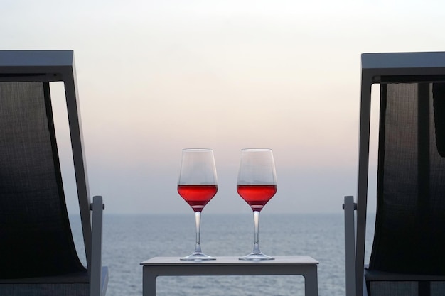 Deux verres de vin rouge sur le fond de la mer