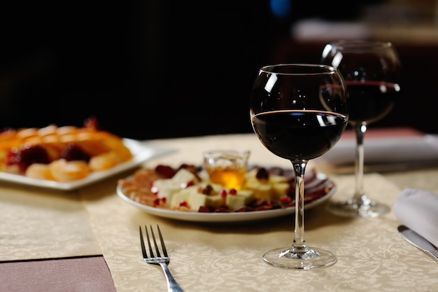 Deux Verres De Vin Rouge Sur Le Fond Des Plats