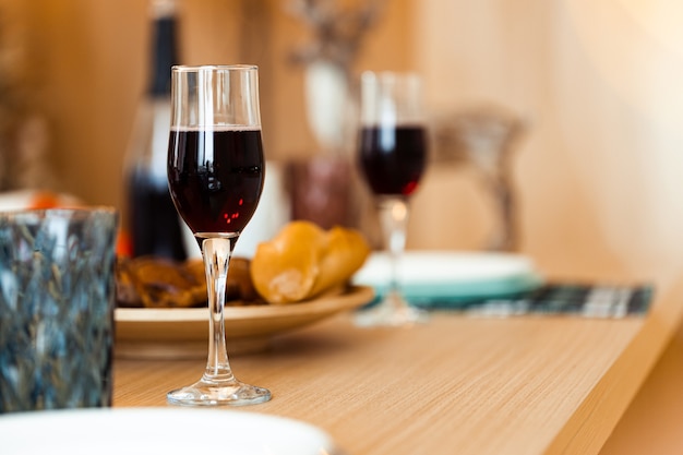 Deux verres de vin rouge sur table en bois