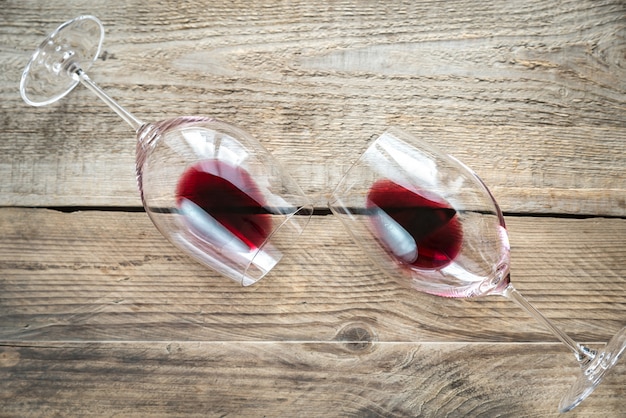 Deux verres de vin rouge