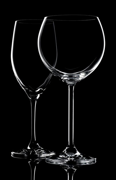 Deux verres à vin vides sur fond noir