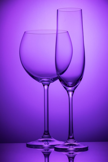 Deux verres à vin vides sur fond violet