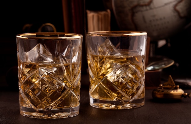 Deux verres de whisky dans la bibliothèque