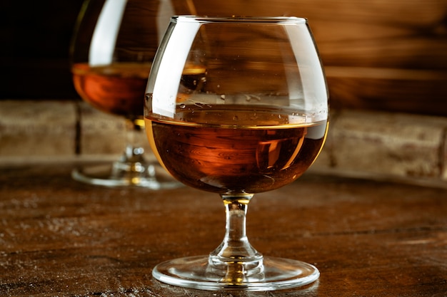 Deux verres de whisky sur une table en bois dans le bar