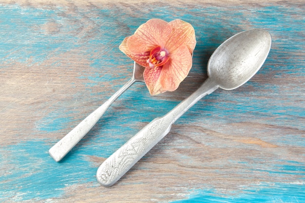 Deux vieilles cuillères en aluminium sur fond de bois bleu. Copiez l'espace pour le texte, les accessoires de photographie culinaire.