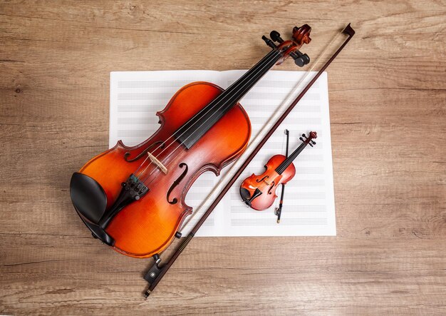 Deux violons et un livre de musique