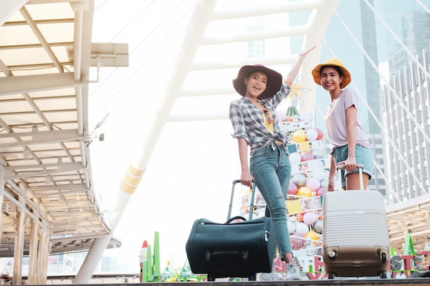 Deux voyageurs marchant dans le sac.