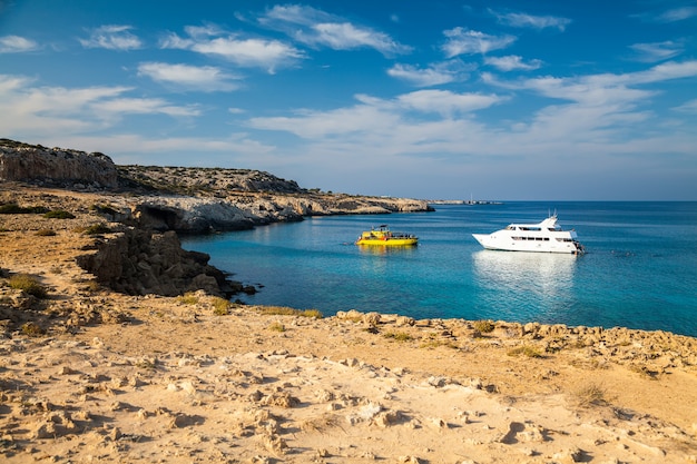 Photo deux yachts dans le lagon, chypre