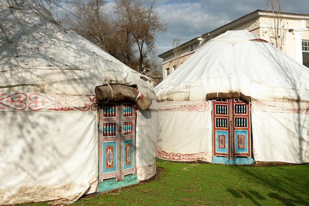 Deux yourtes habitées par des nomades kazakhs