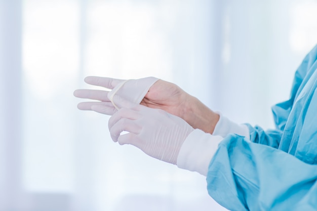 Deuxième étape: retrait des gants médicaux; Processus de gants; Protéger la contamination, étape pour retirer les gants appropriés. biosécurité du laboratoire.