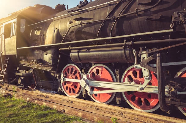 Photo le devant de l'ancien train à vapeur était sur les rails