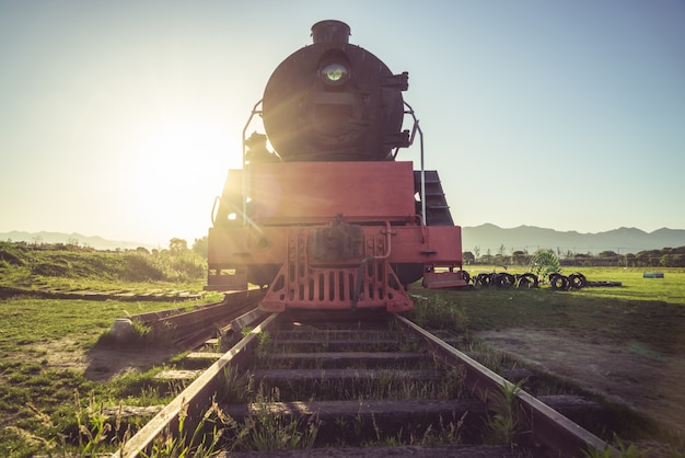 Le devant de l&#39;ancien train à vapeur était sur les rails