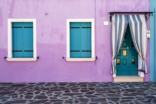 Devant la maison sur l&#39;île de Burano. Italie, Venise