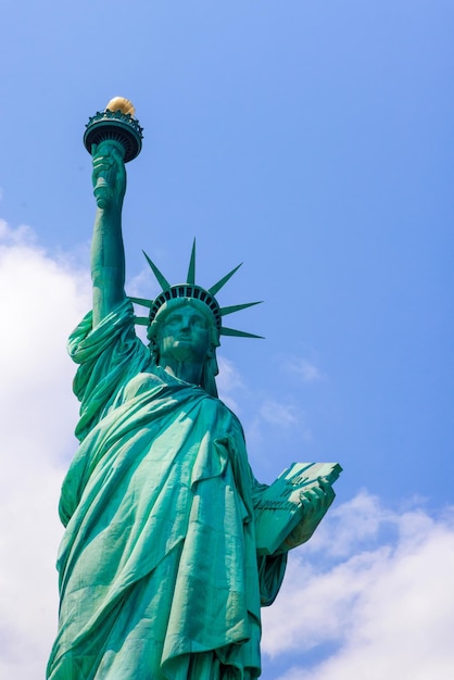 Devant la Statue de la Liberté à New York City Célèbre place d'Amérique