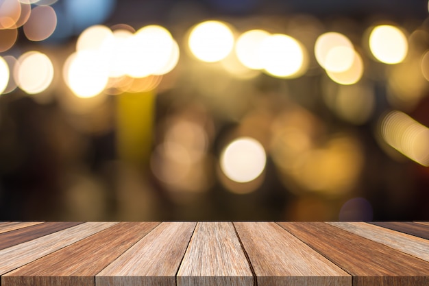 Devant de table en bois brun et fond flou chaud