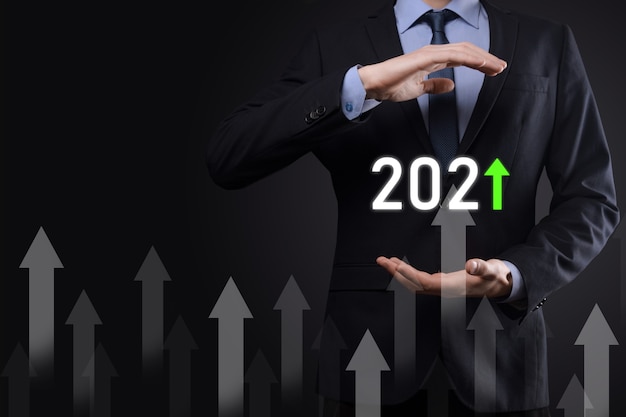 Développement des affaires vers le succès et croissance croissante du concept de l'année 2021.Planifier le graphique de la croissance de l'entreprise dans le concept de l'année 2021.Plan d'homme d'affaires et augmentation des indicateurs positifs dans son entreprise