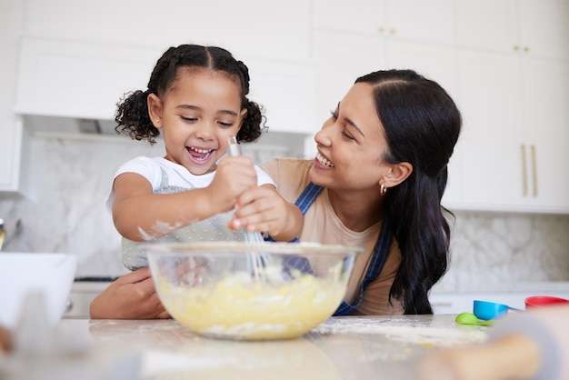 Développement mère et fille dans la cuisine cuisine et pâtisserie pour apprendre la croissance et être heureux ensemble à la maison maman fille et enfant s'amusent tout en éduquant la nourriture et avec bonheur à la maison