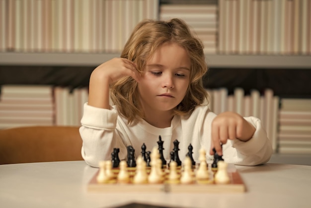 Développement précoce Garçon pensant aux échecs Le concept d'apprentissage et de croissance des enfants Succès et victoire aux échecs