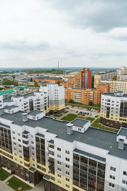 Développement urbain dense Un quartier moderne de la ville avec de beaux bâtiments multicolores à plusieurs étages Vue de dessus de la zone de couchage de la ville