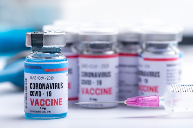 Développement d'un vaccin contre le virus d'un coronavirus COVID-19, flacon de vaccin en concept d'assurance et lutte contre le coronavirus 2019 ncov cure, recherche médicale en laboratoire pour arrêter la propagation du virus