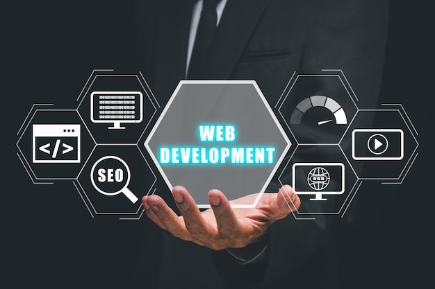 Développement Web codage programmation technologie Internet concept d'entreprise Homme d'affaires tenant la main icône de développement Web sur un écran virtuel