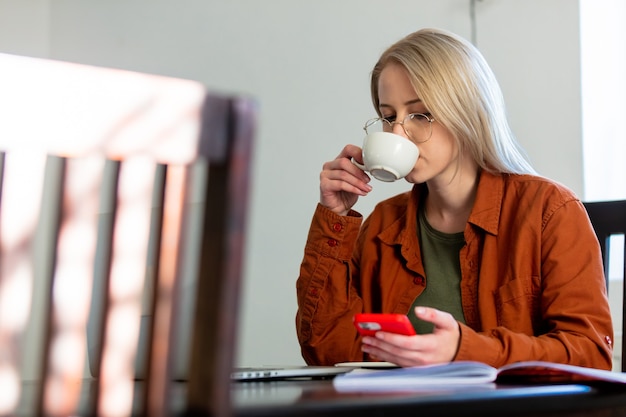 Développeur femme avec ordinateur et téléphone portable au bureau à domicile