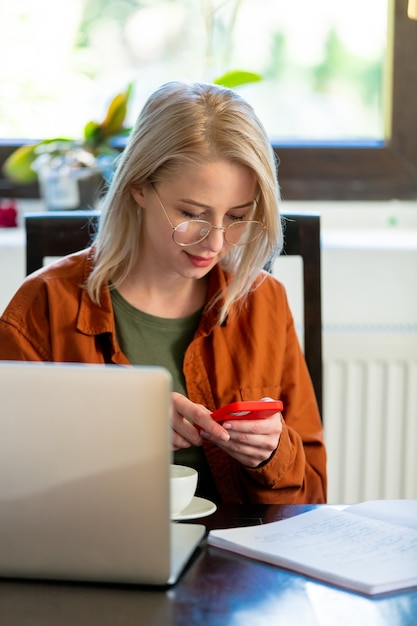 Développeur de femme travaillant avec un ordinateur au bureau à domicile