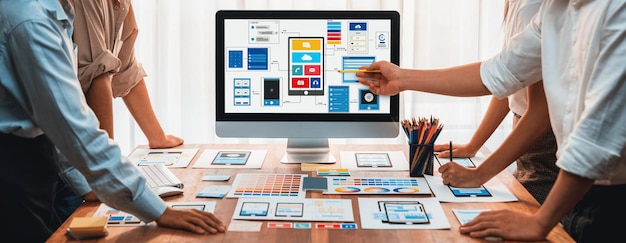 Développeur frontend créatif remue-méninges sur la conception de l'interface utilisateur