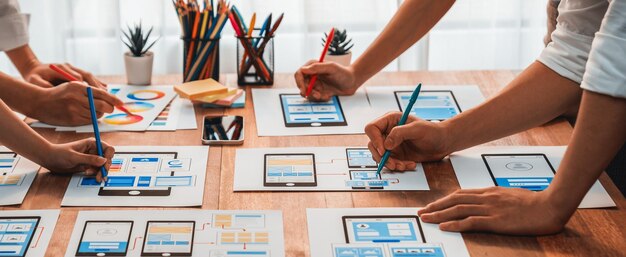 Développeur frontend créatif remue-méninges sur la conception de l'interface utilisateur