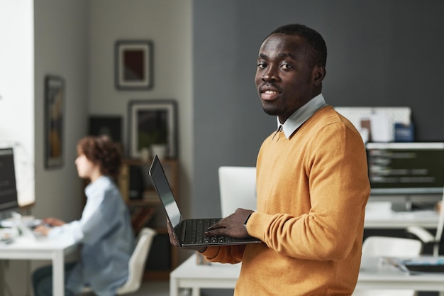 Développeur informatique travaillant sur ordinateur portable au bureau informatique