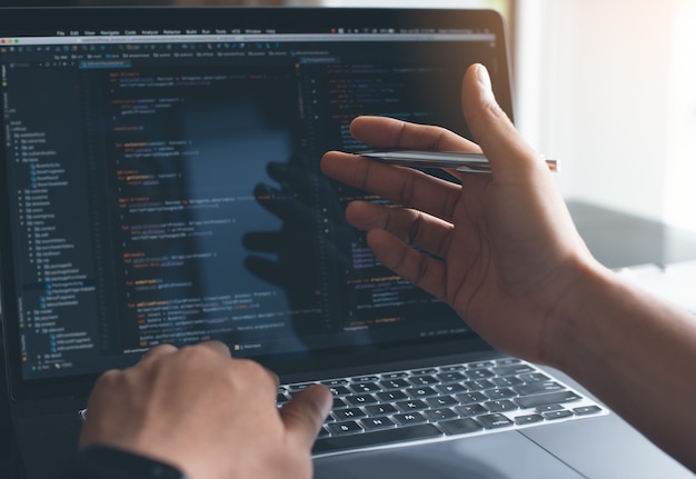 Développeur de logiciels codant javascript sur ordinateur portable