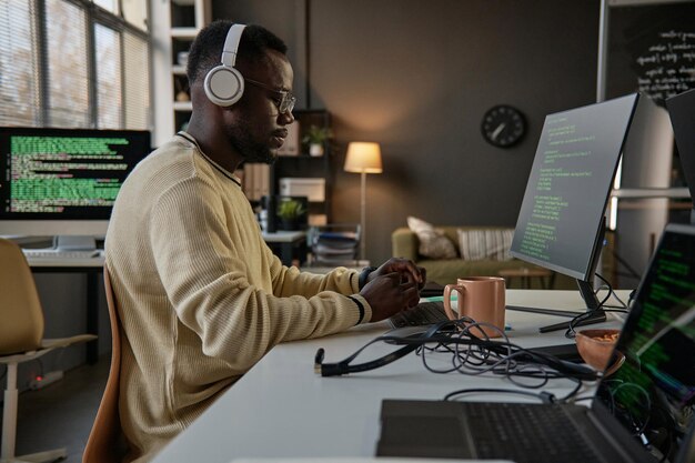 Développeur de logiciels corrigant des bugs