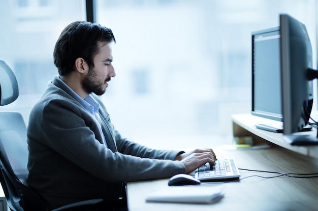 Développeur de logiciels professionnels travaillant au bureau au bureau