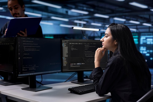 Développeur de logiciels reconfigurant la ferme de serveurs pour l'optimiser