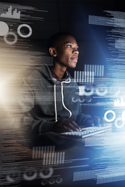 Développeur noir et nuit avec superposition sur ordinateur pour l'analyse de données ou le développement futur au bureau Jeune homme africain ou programmeur travaillant tard sur la technologie hud ou tableau de bord