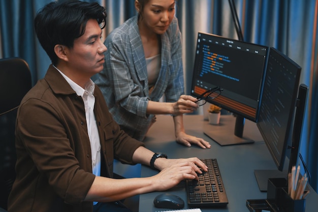 Les développeurs discutent avec le système de codage du site Web infobahn
