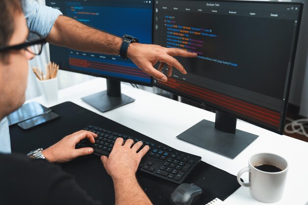 Développeurs informatiques créant des informations de développement de logiciels en ligne