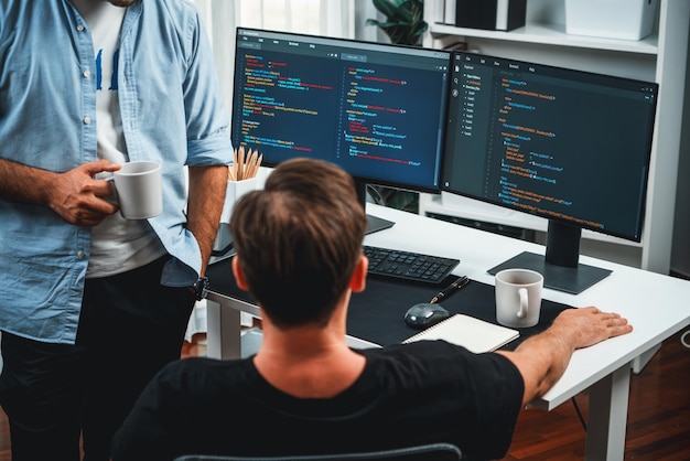 Des développeurs informatiques discutant en ligne d'informations sur le développement de logiciels vendables
