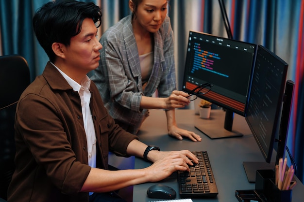 Les développeurs informatiques discutent avec le système de codage de sites Web Infobahn