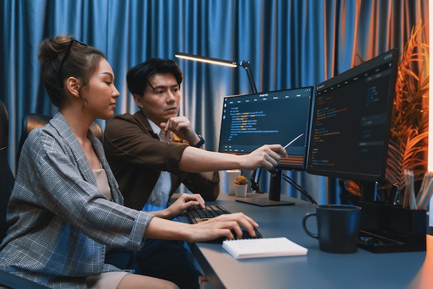 Les développeurs informatiques discutent avec le système de codage de sites Web Infobahn