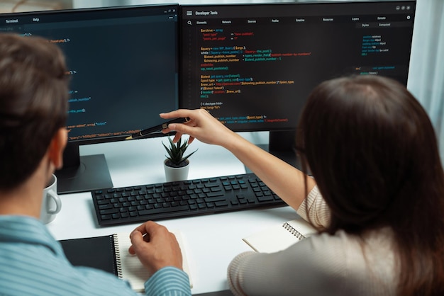 Développeurs de programmes de codage discutant de logiciels de planification de sites Web Postulé