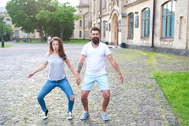 Devenir fou ensemble. Femme sexy et homme barbu d'humeur folle dansant en plein air. Couple fou amoureux s'amuser. Se sentir libre et fou.