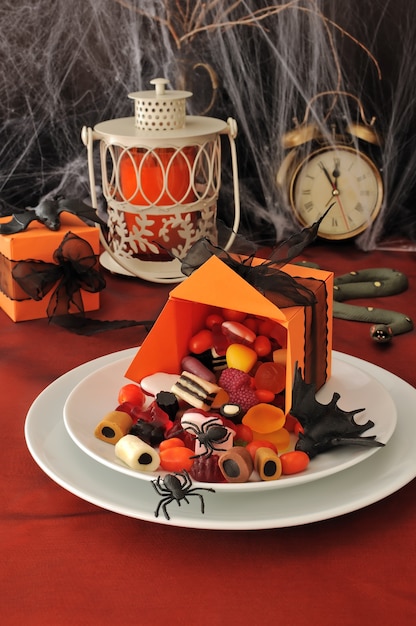 Déversé Hors De La Boîte Des Bonbons Sur La Table De Fête En L'honneur D'halloween