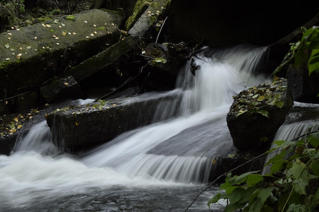 Déversement d'eau dans le lac d'Oulianovsk en Russie